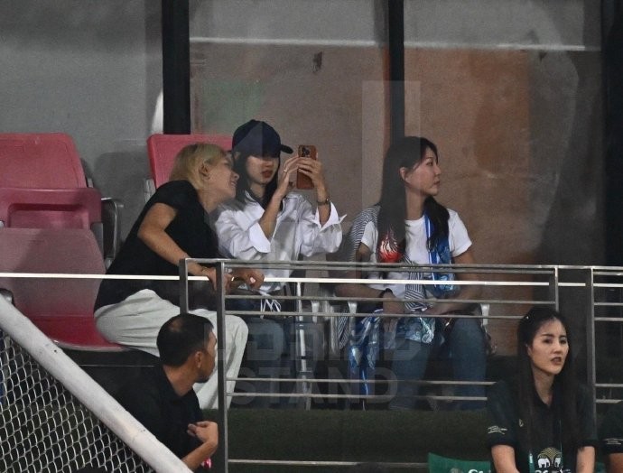 Hình ảnh Lisa BlackPink trên khán đài xem trận bóng đá Thái Lan và Hàn Quốc