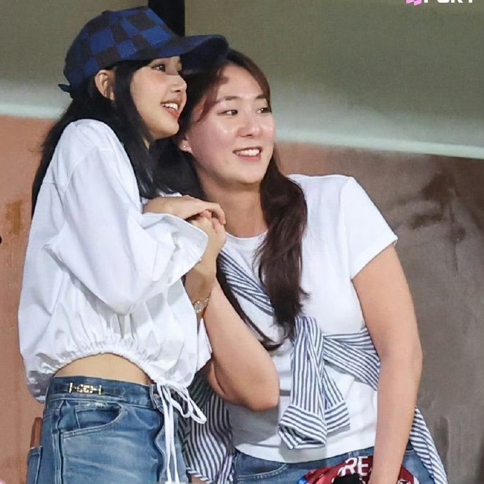 Hình ảnh Lisa BlackPink trên khán đài xem trận bóng đá Thái Lan và Hàn Quốc