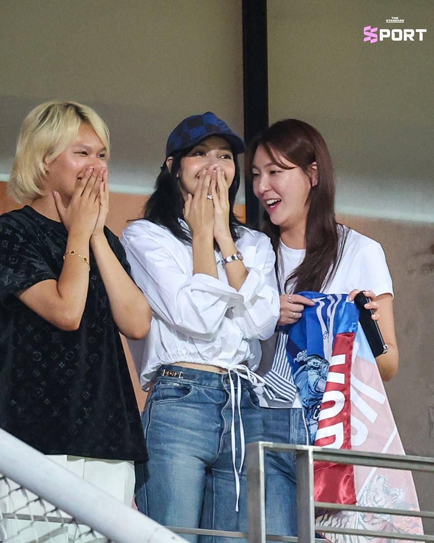Hình ảnh Lisa BlackPink trên khán đài xem trận bóng đá Thái Lan và Hàn Quốc