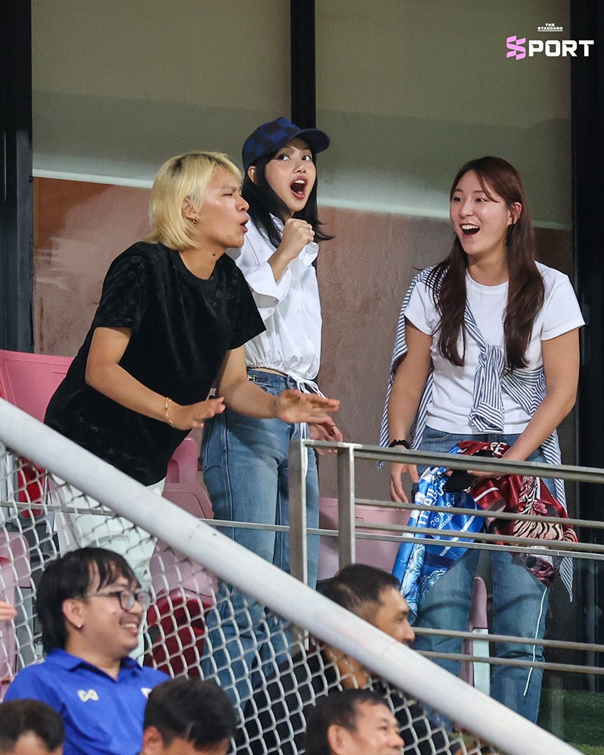 Hình ảnh Lisa BlackPink trên khán đài xem trận bóng đá Thái Lan và Hàn Quốc