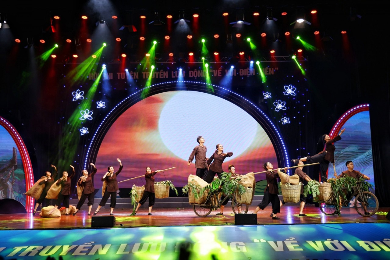 70 năm Chiến thắng Điện Biên Phủ: Hội thi tuyên truyền lưu động và Triển lãm tranh cổ động 70 năm Chiến thắng Điện Biên Phủ: Hội thi tuyên truyền lưu động và Triển lãm tranh cổ động