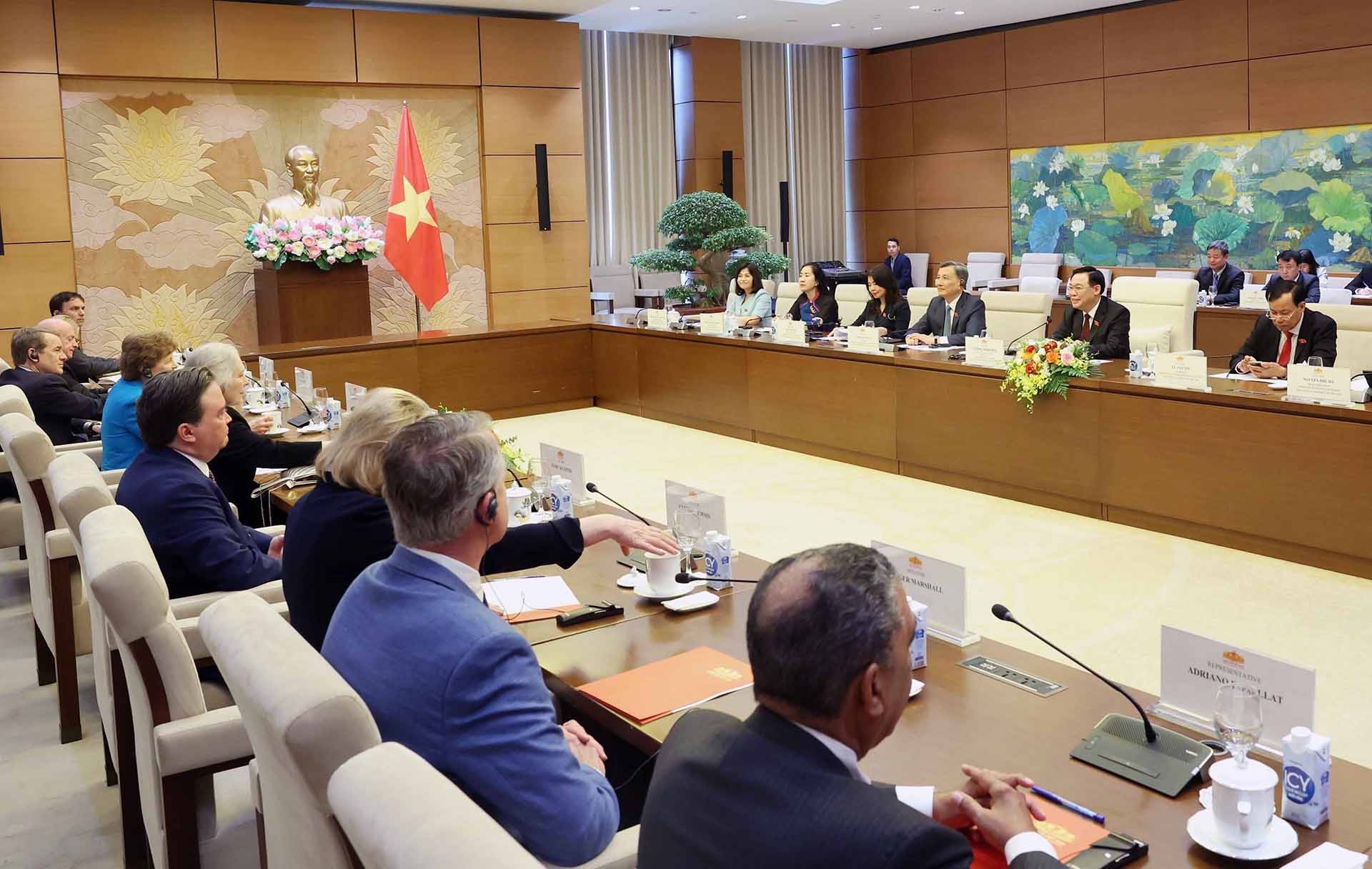 Chủ tịch Quốc hội Vương Đình Huệ tiếp Thượng nghị sĩ Hoa Kỳ Kirsten Gillibrand Chủ tịch Quốc hội Vương Đình Huệ tiếp Thượng nghị sĩ Hoa Kỳ Kirsten Gillibrand