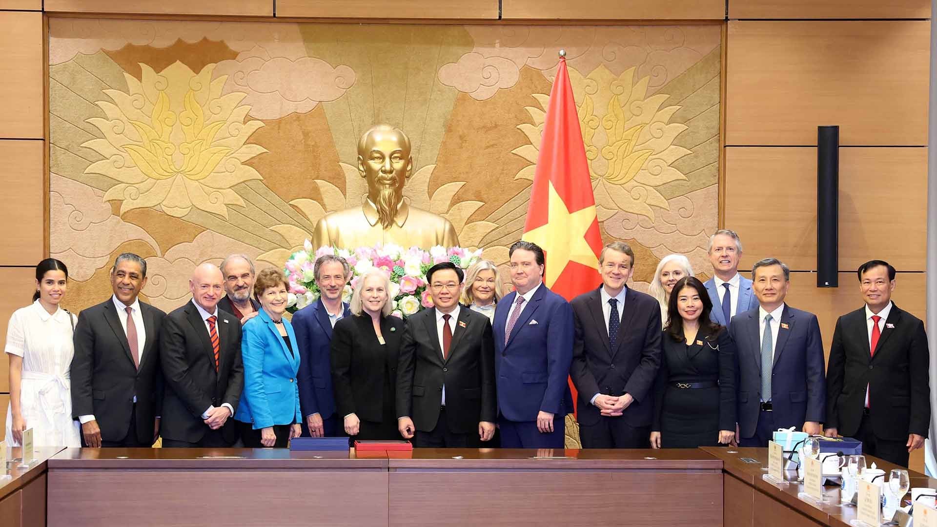 Chủ tịch Quốc hội Vương Đình Huệ tiếp Thượng nghị sĩ Hoa Kỳ Kirsten Gillibrand Chủ tịch Quốc hội Vương Đình Huệ tiếp Thượng nghị sĩ Hoa Kỳ Kirsten Gillibrand