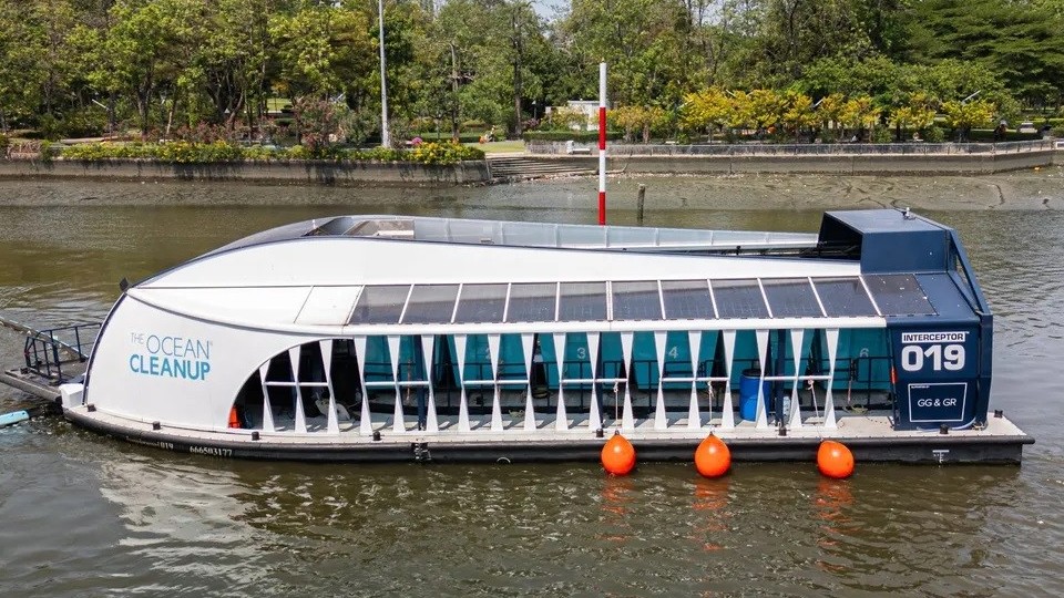 Thái Lan sử dụng sà lan thu gom rác chạy bằng năng lượng Mặt trời trên sông Chao Phraya