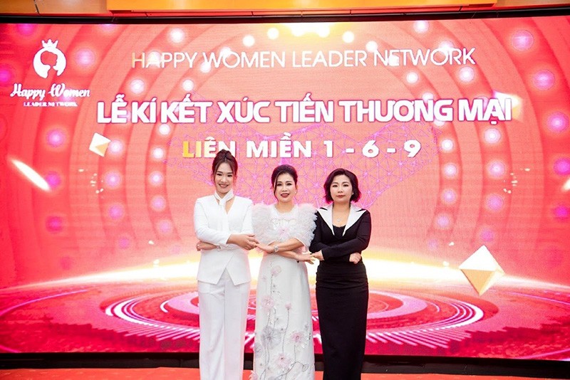 Lễ kí kết Xúc tiến thương mại liên miền 1 – 6 – 9 của các nữ lãnh đạo.