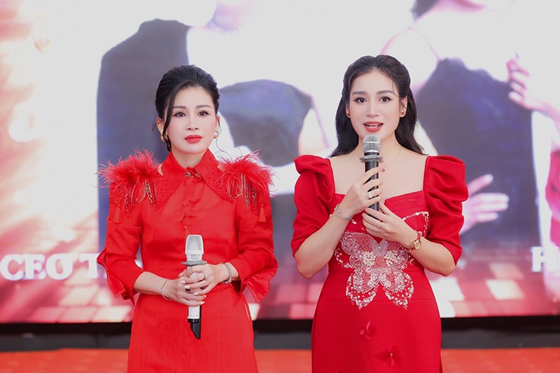 Doanh nhân Thu Hồng và MC Thanh Mai.