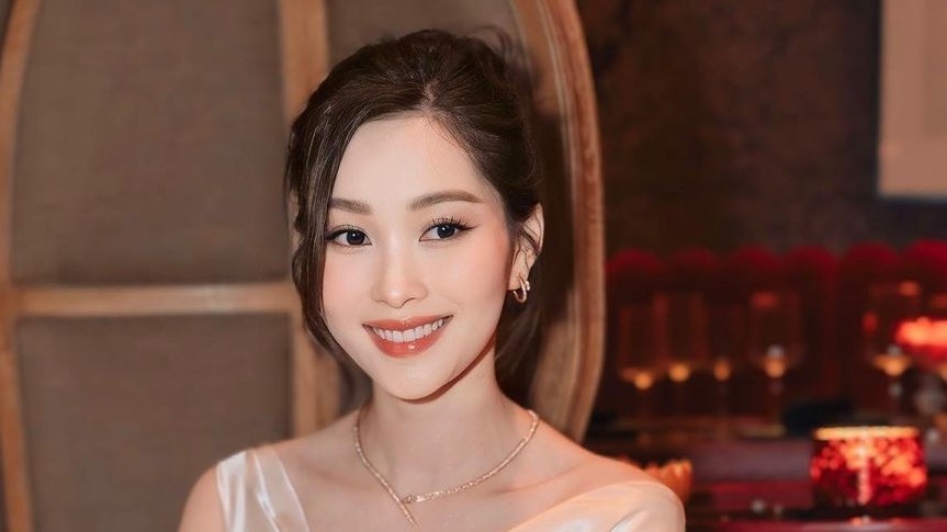 Dự sự kiện, Hoa hậu Đặng Thu Thảo tinh tế kết hợp đầm lụa và trang sức kim cương