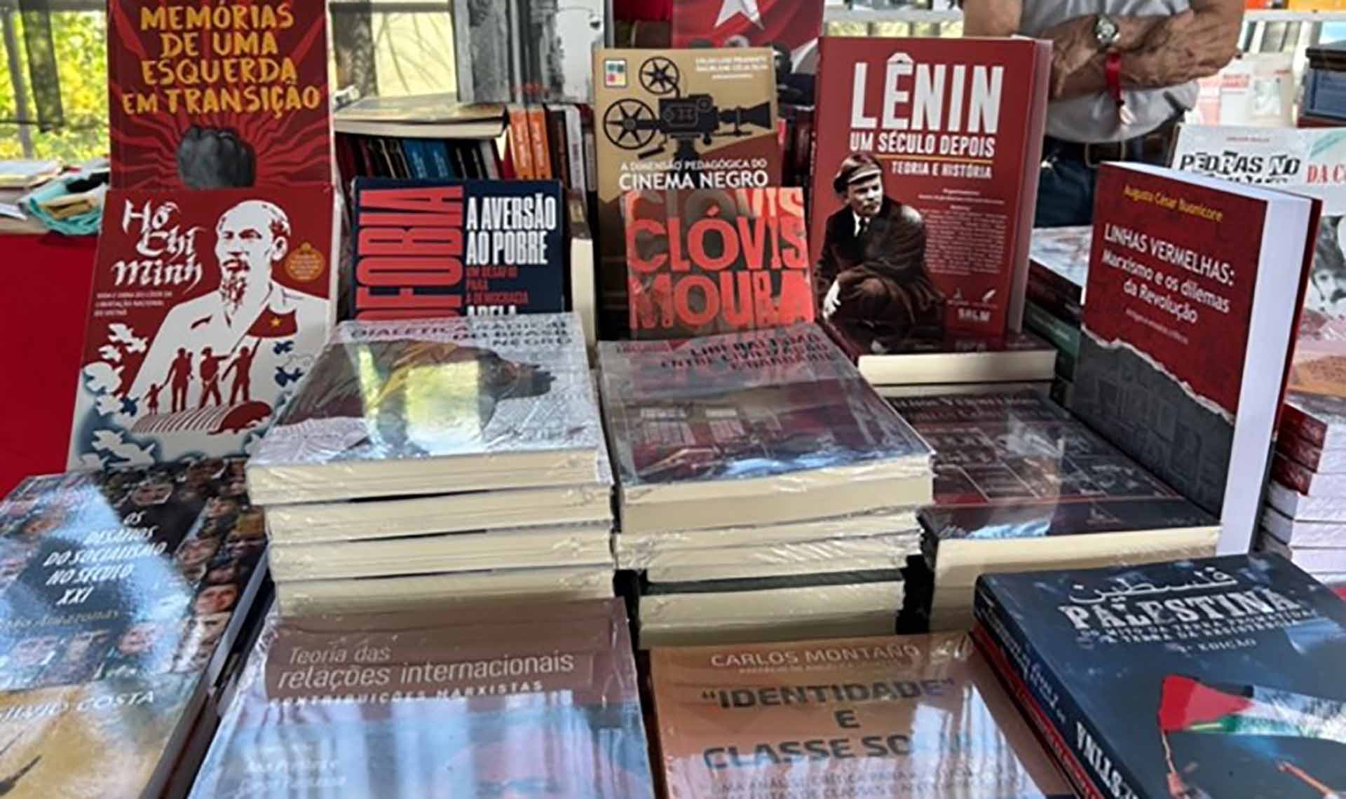 Đại sứ Bùi Văn Nghị tham dự Lễ hội Đỏ lần thứ 2 tại thành phố Salvador, Brazil Đại sứ Bùi Văn Nghị tham dự Lễ hội Đỏ lần thứ 2 tại thành phố Salvador, Brazil