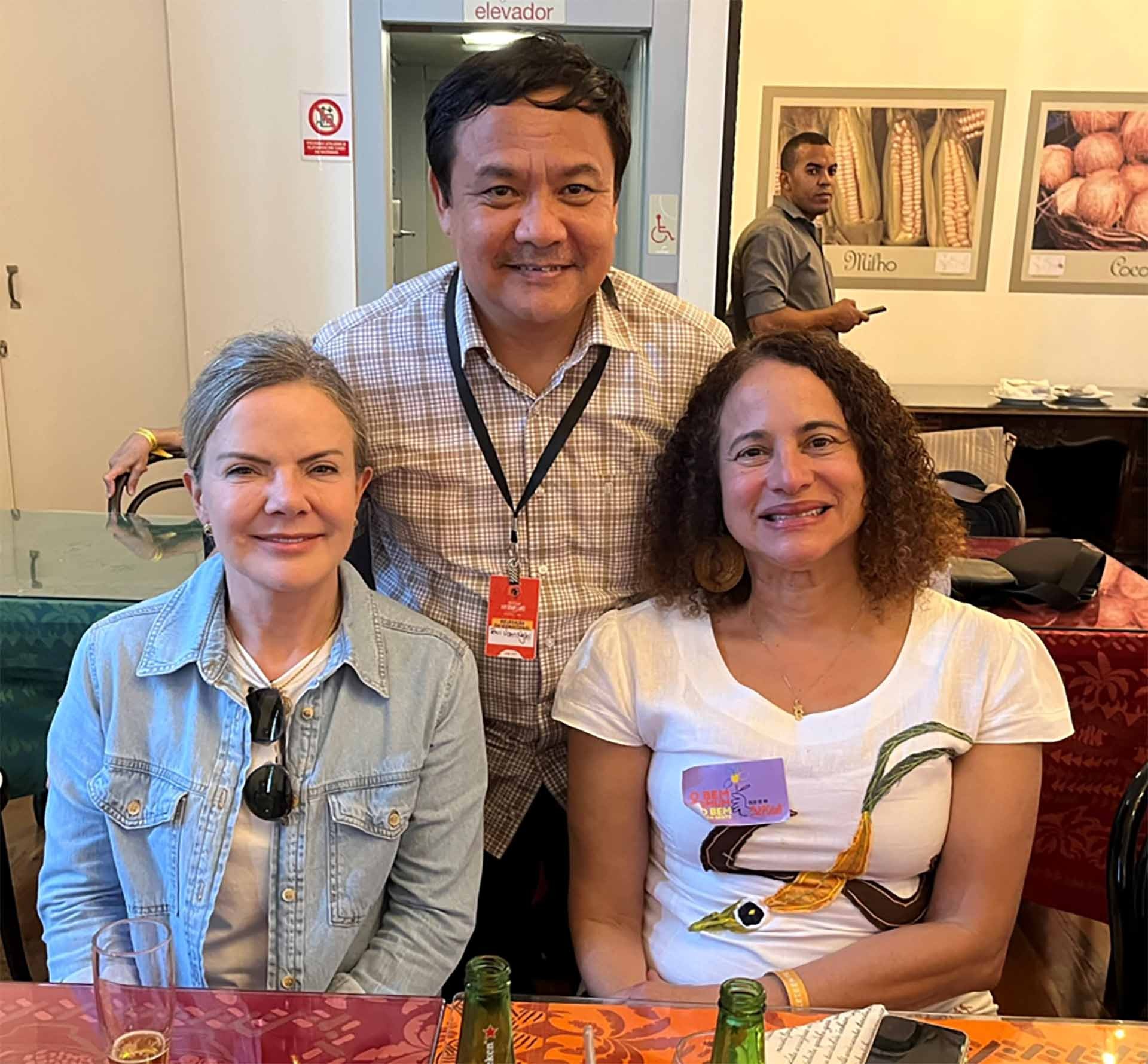 Đại sứ Bùi Văn Nghị tham dự Lễ hội Đỏ lần thứ 2 tại thành phố Salvador, Brazil Đại sứ Bùi Văn Nghị tham dự Lễ hội Đỏ lần thứ 2 tại thành phố Salvador, Brazil