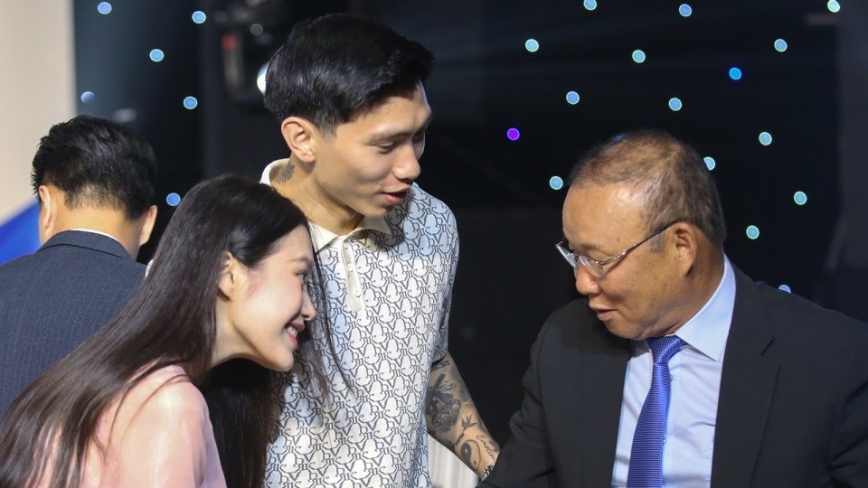 Hình ảnh Đoàn Văn Hậu, Doãn Hải My vui mừng gặp lại HLV Park Hang Seo trong đám cưới Quang Hải