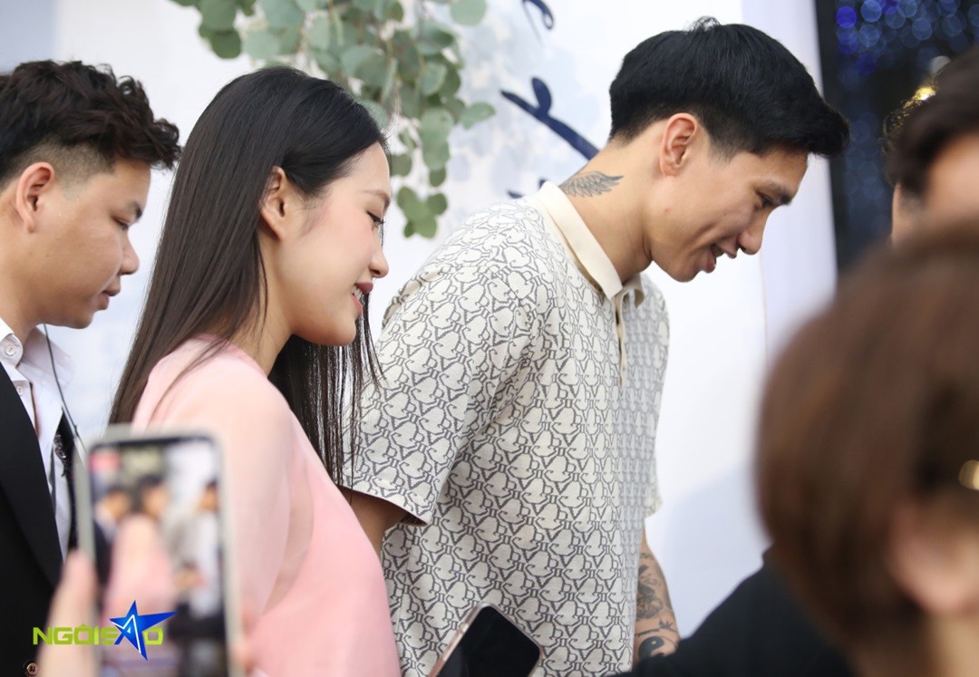 Văn Hậu tay trong tay bà xã Doãn Hải My tới dự đám cưới Quang Hải ở Đông Anh, Hà Nội. Trước đó, cặp trai tài gái sắc thông báo tin mừng tới bạn bè và người hâm mộ chuẩn bị đón con đầu lòng. Văn Hậu tay trong tay bà xã Doãn Hải My tới dự đám cưới Quang Hải ở Đông Anh, Hà Nội. Trước đó, cặp trai tài gái sắc thông báo tin mừng tới bạn bè và người hâm mộ chuẩn bị đón con đầu lòng.