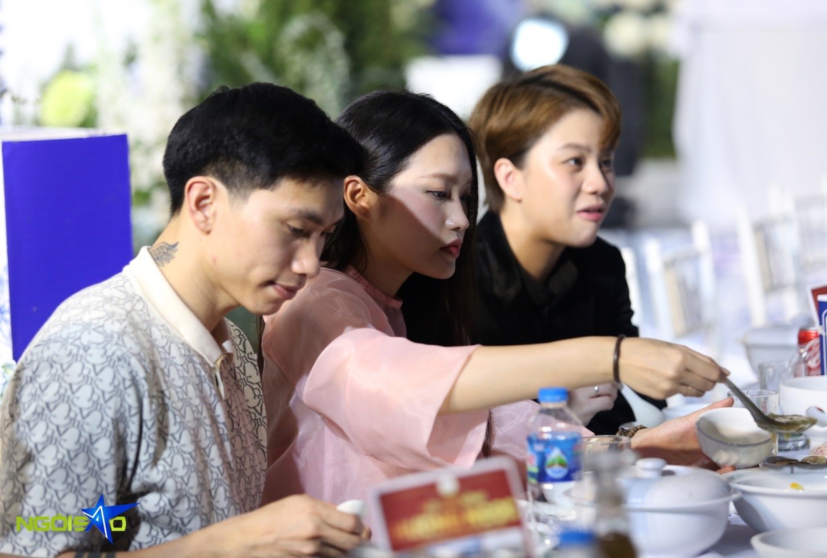 Hình ảnh Đoàn Văn Hậu, Doãn Hải My vui mừng gặp lại HLV Park Hang Seo trong đám cưới Quang Hải Hình ảnh Đoàn Văn Hậu, Doãn Hải My vui mừng gặp lại HLV Park Hang Seo trong đám cưới Quang Hải