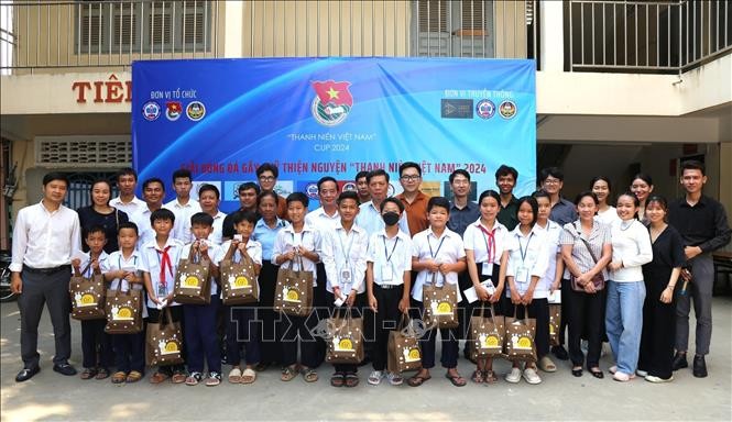 Tặng quà và học bổng cho học sinh gốc Việt hiếu học có hoàn cảnh khó khăn tại Campuchia Quỹ thiện nguyện Thanh niên Việt Nam tặng quà và học bổng cho học sinh gốc Việt hiếu học có hoàn cảnh khó khăn tại Campuchia