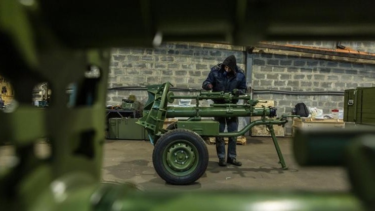 Thiếu hụt đạn dược trong xung đột với Nga, Ukraine tăng cường sản xuất vũ khí 'cây nhà lá vườn'