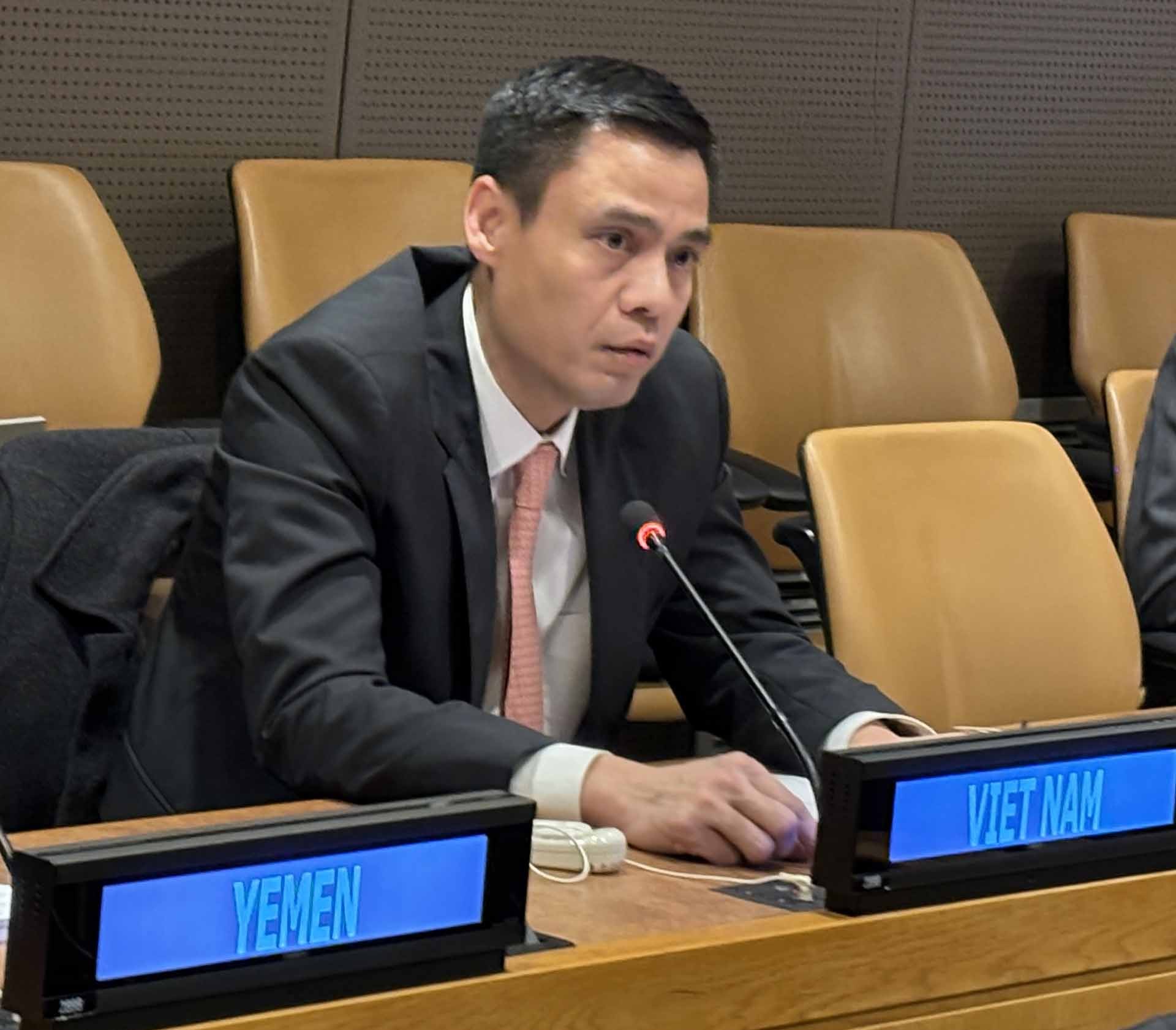 Đại sứ Đặng Hoàng Giang phát biểu tại cuộc họp. Đại sứ Đặng Hoàng Giang phát biểu tại cuộc họp.