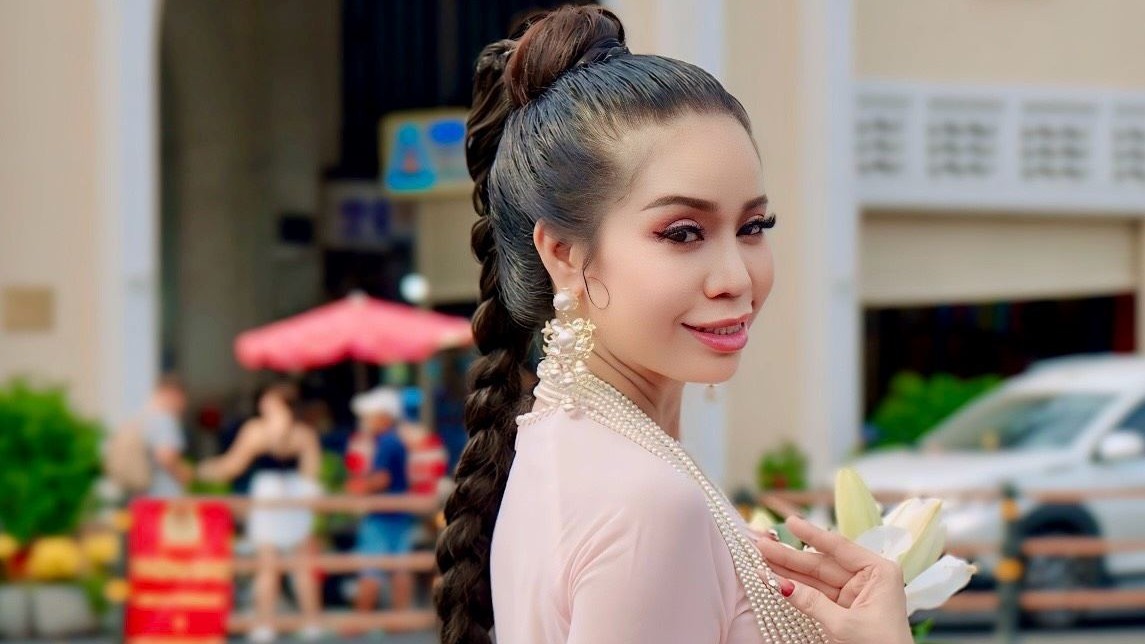 Hoa hậu Thanh Hằng duyên dáng trong áo dài 4 tà của NTK Tiến Trần