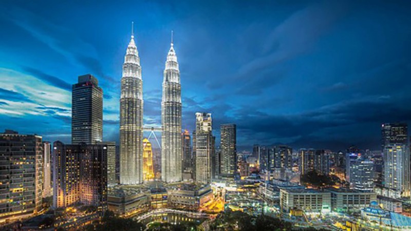 Tòa Tháp đôi Petronas tại trung tâm Thủ đô Kuala Lampur (Malaysia), từng giữ danh hiệu tòa nhà cao nhất thế giới. Tòa Tháp đôi Petronas tại trung tâm Thủ đô Kuala Lampur (Malaysia), từng giữ danh hiệu tòa nhà cao nhất thế giới.
