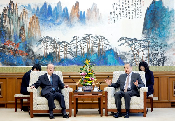 Ngoại trưởng Trung Quốc gặp cựu Thủ tướng Nhật Bản Ngoại trưởng Trung Quốc gặp cựu Thủ tướng Nhật Bản