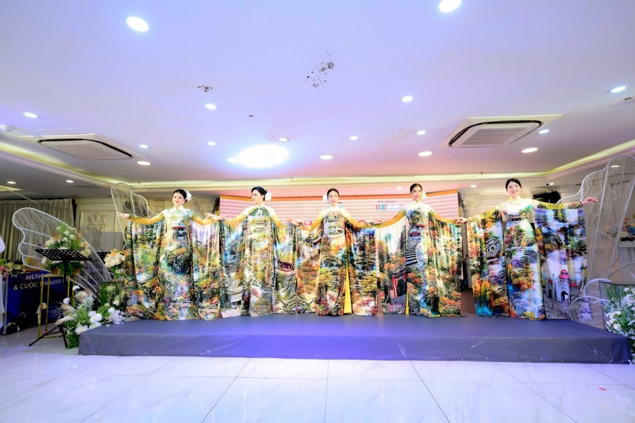 Ra mắt bộ sưu tập áo dài 'Về với cội nguồn', tôn vinh di sản văn hóa Việt Ra mắt bộ sưu tập áo dài 'Về với cội nguồn', tôn vinh di sản văn hóa Việt