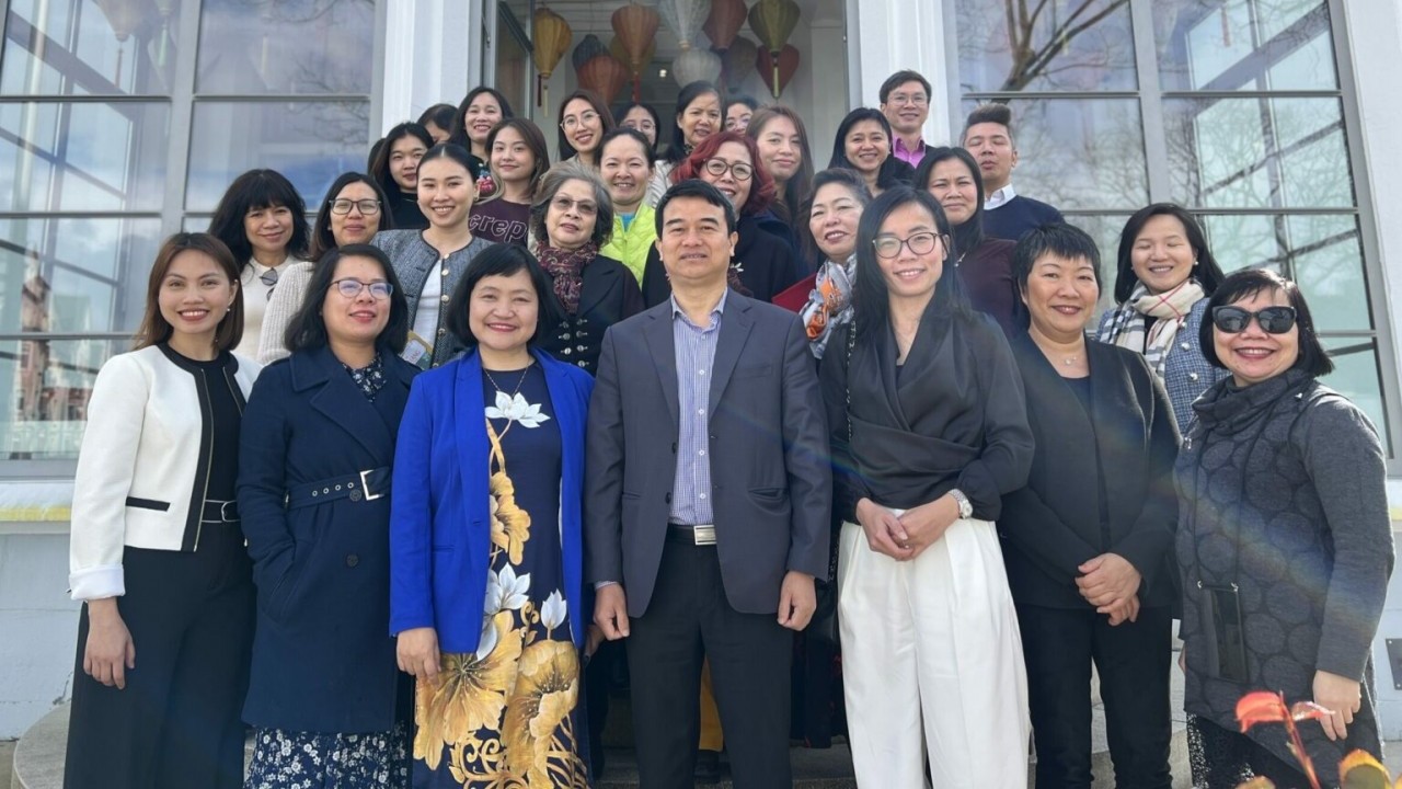 Tổng Lãnh sự quán Việt Nam tại Frankfurt am Main tổ chức Hội thảo về dạy tiếng Việt cho trẻ em tại Đức