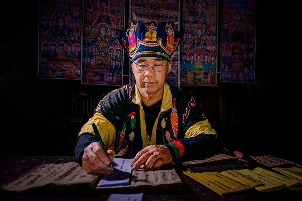 Mo Mường và Nghệ thuật Chèo được đệ trình hồ sơ xét ghi danh vào Danh sách Di sản văn hóa phi vật thể của UNESCO Trình hồ sơ xét Mo Mường và Nghệ thuật Chèo vào Danh sách Di sản văn hóa phi vật thể của UNESCO