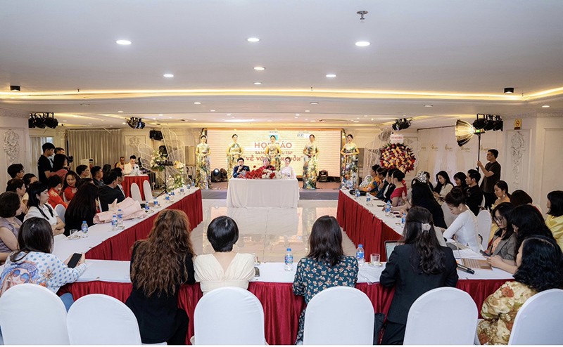 Không gian diễn ra sự kiện họp báo giới thiệu BST “Về với cội nguồn” của NTK Thoa Trần tại Hà Nội. Không gian diễn ra sự kiện họp báo giới thiệu BST “Về với cội nguồn” của NTK Thoa Trần tại Hà Nội.