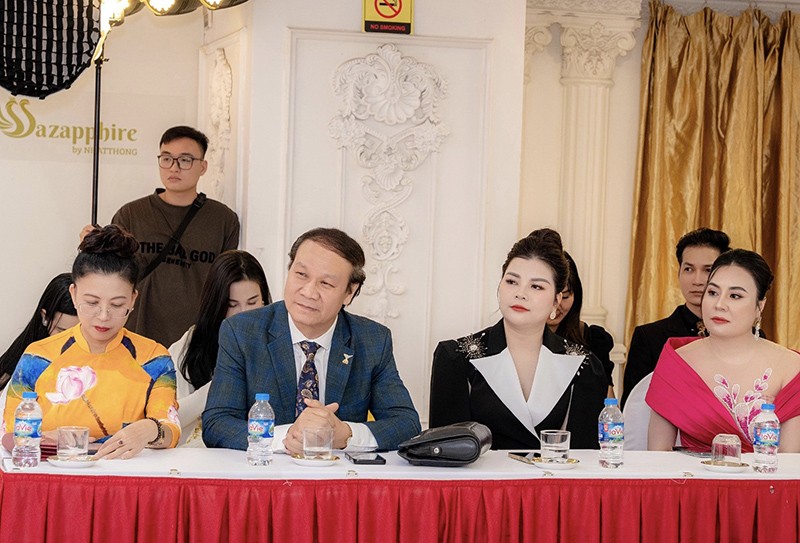 Các khách mời tham dự tại sự kiện họp báo. Các khách mời tham dự tại sự kiện họp báo.