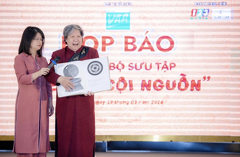 Nhà sử học - Giáo sư Lê Văn Lan giới thiệu các di vật văn hóa lịch sử đất Tổ. Nhà sử học - Giáo sư Lê Văn Lan giới thiệu các di vật văn hóa lịch sử đất Tổ.