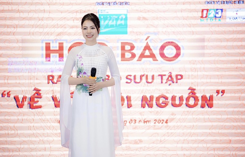 NTK Thoa Trần chia sẻ tại họp báo giới thiệu BST “Về với cội nguồn”. NTK Thoa Trần chia sẻ tại họp báo giới thiệu BST “Về với cội nguồn”.