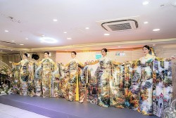 NTK Thoa Trần – Người con đất Tổ thổi hồn văn hóa lịch sử trong BST ‘Về với cội nguồn’