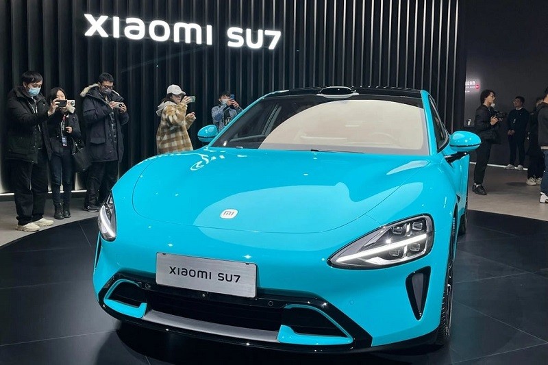 Chiếc xe điện Xiaomi SU7 được trưng bày tại một cửa hàng của công ty ở Bắc Kinh hôm 25/3 Chiếc xe điện Xiaomi SU7 được trưng bày tại một cửa hàng của công ty ở Bắc Kinh hôm 25/3