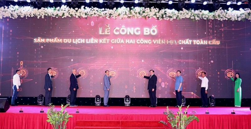 Các đại biểu thực hiện nghi thức công bố sản phẩm du lịch “Một hành trình hai công viên”. Các đại biểu thực hiện nghi thức công bố sản phẩm du lịch “Một hành trình hai công viên”.