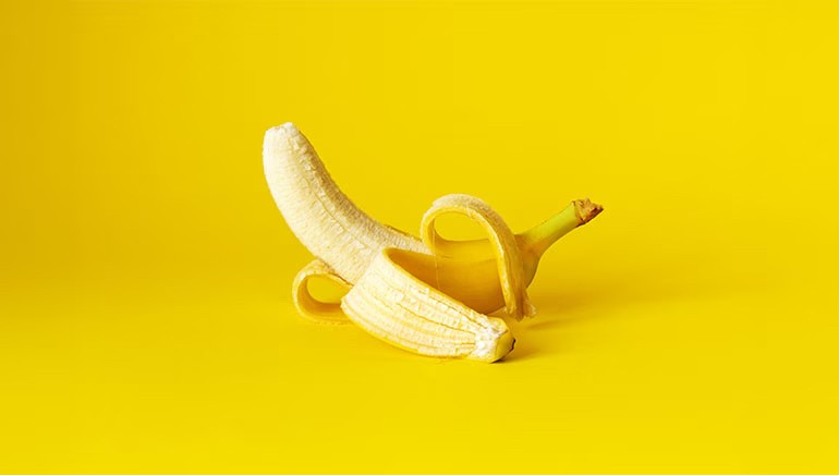 Khỏe mạnh và thơm ngon, chuối chứa nước và chất xơ có thể giúp thúc đẩy quá trình tiêu hóa đều đặn. Nó cũng chứa kali tốt cho hệ tiêu hóa của bạn. Thực phẩm giàu chất xơ như chuối giúp bạn tránh đầy hơi, co thắt dạ dày và đầy hơi. Nó cũng thúc đẩy sự phát triển của vi khuẩn khỏe mạnh và kích thích sự phát triển của chúng.