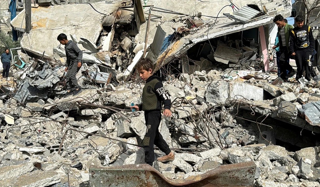 Cậu bé Palestine đi bộ tại địa điểm xảy ra cuộc tấn công của Israel trong bối cảnh xung đột đang diễn ra giữa Israel và nhóm Hồi giáo Hamas, ở Rafah, phía Nam Dải Gaza, ngày 27/3. Chiến sự nổ ra từ hôm 7/10/2023 và tới nay chưa có dấu hiệu hạ nhiệt căng t