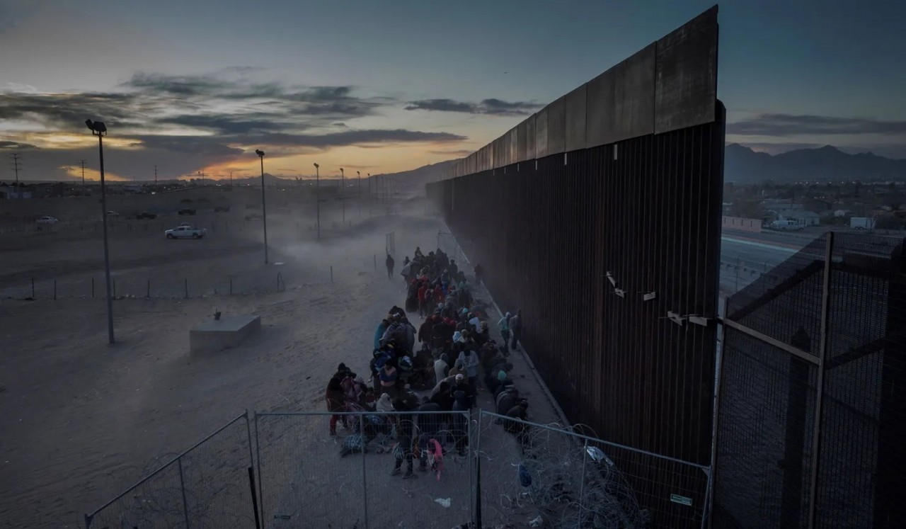 Ảnh ấn tượng (25 31/3): Nga đáp trả cáo buộc sẽ tấn công đồng minh Mỹ ở Đông Âu, Ukraine lắp ‘răng rồng’ chống tăng, ‘biển’ ô tô điện Trung Quốc