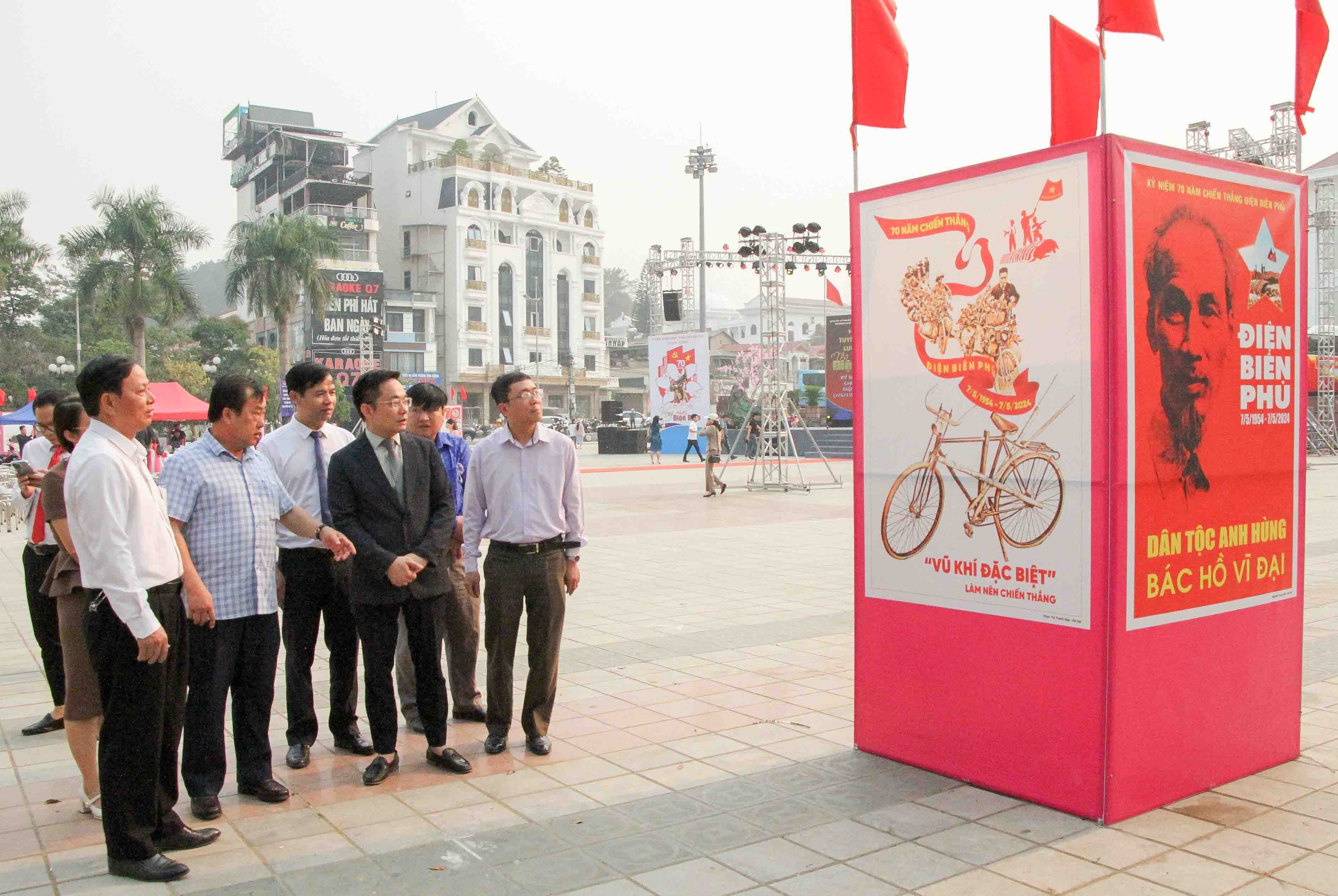 Triển lãm 70 bức tranh cổ động tuyên truyền tấm lớn về chiến thắng Điện Biên Phủ Triển lãm 70 bức tranh cổ động tuyên truyền tấm lớn về chiến thắng Điện Biên Phủ