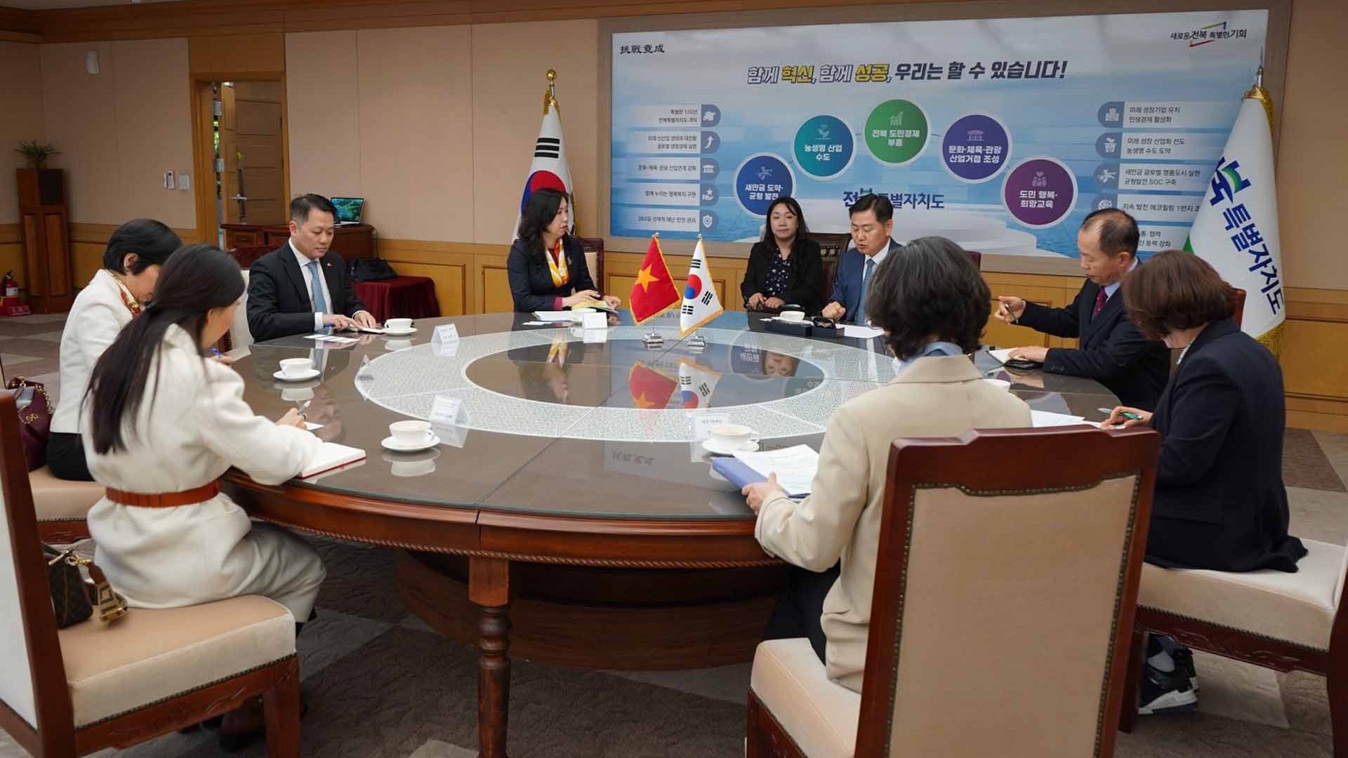 Thứ trưởng Ngoại giao Lê Thị Thu Hằng thăm, làm việc tại Hàn Quốc