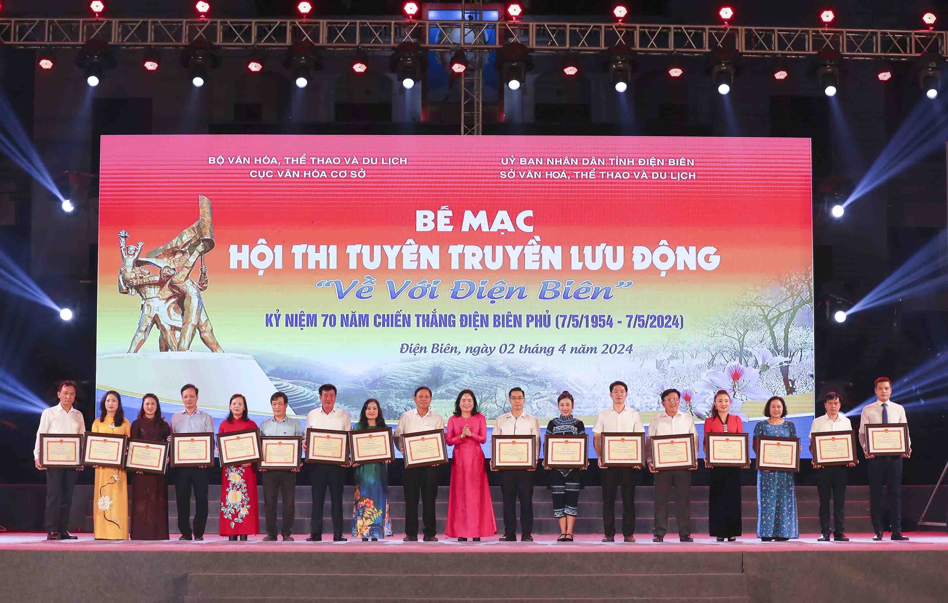 Bế mạc Hội thi Tuyên truyền lưu động toàn quốc 'Về với Điện Biên' Bế mạc Hội thi Tuyên truyền lưu động toàn quốc 'Về với Điện Biên'