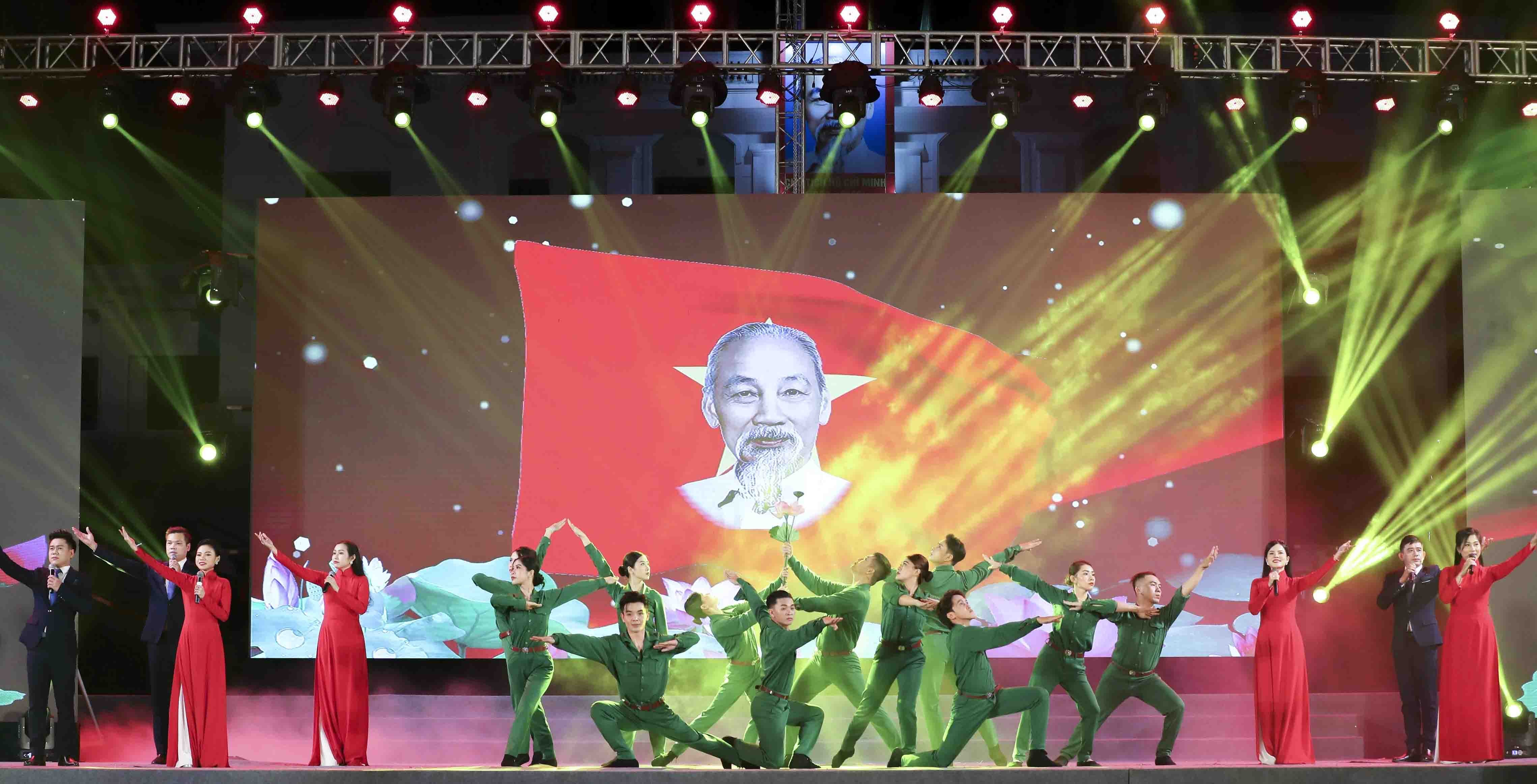 Bế mạc Hội thi Tuyên truyền lưu động toàn quốc 'Về với Điện Biên' Bế mạc Hội thi Tuyên truyền lưu động toàn quốc 'Về với Điện Biên'