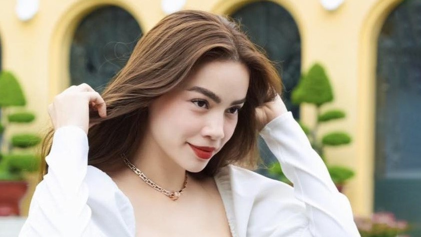 Hồ Ngọc Hà đẹp nổi bật cùng trang phục công sở kết hợp bộ trang sức kim cương