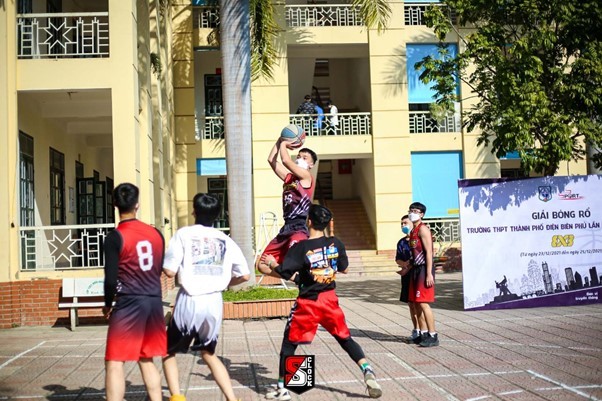 Các em học sinh tham gia thi đấu bóng rổ. Các em học sinh tham gia thi đấu bóng rổ.