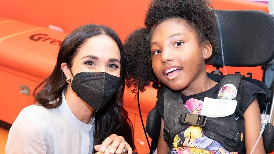 Hình ảnh Nữ công tước xứ Sussex thân thiện đọc sách cho trẻ em ở bệnh viện nhi