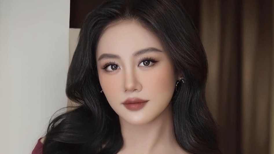Sao Việt: Văn Mai Hương khoe nhan sắc thăng hạng, Thùy Anh đăng ảnh bên 'trai lạ'
