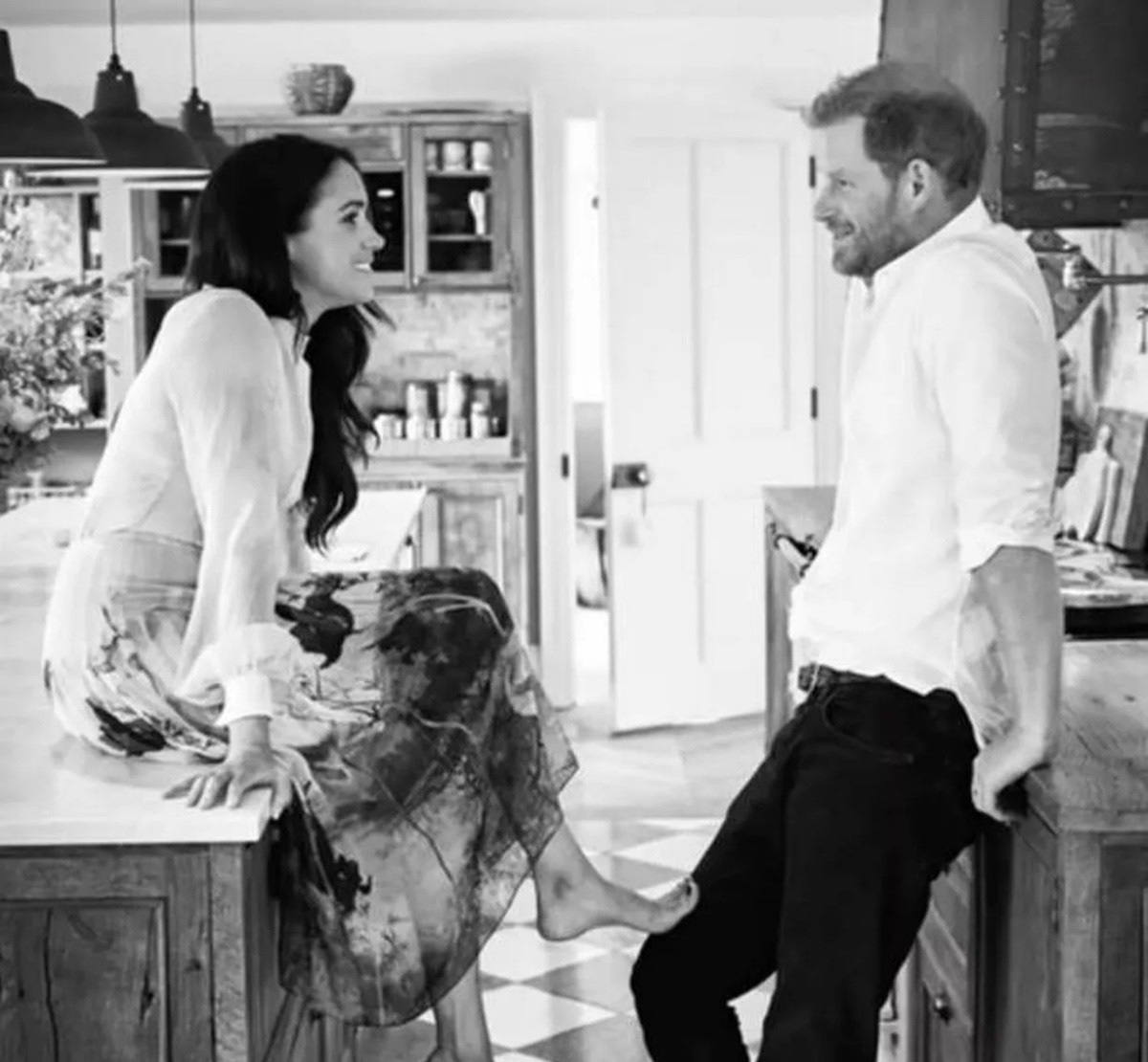 Hình ảnh Nữ công tước xứ Sussex thân thiện đọc sách cho trẻ em ở bệnh viện nhi