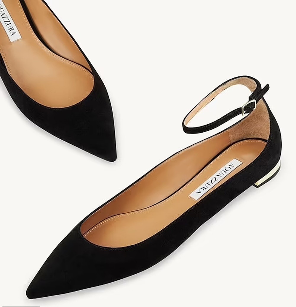 Đôi giày đế bệt Aquazzura yêu thích của Nữ công tước xứ Sussex từng được cô diện trong nhiều dịp.