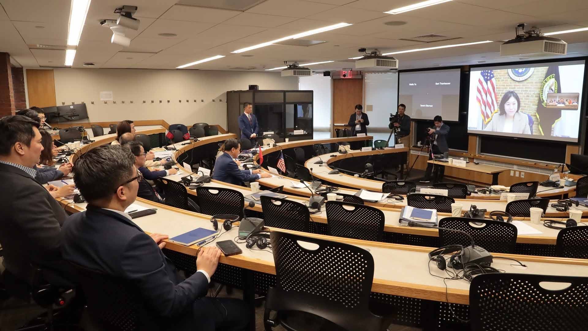 Phó Thủ tướng Lê Minh Khái gặp Đại diện Thương mại Hoa Kỳ Katherine Tai và đại diện trí thức người Việt Phó Thủ tướng Lê Minh Khái gặp Đại diện Thương mại Hoa Kỳ Katherine Tai và đại diện trí thức người Việt