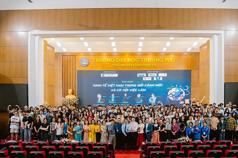 Các diễn giả chụp ảnh lưu niệm cùng các thầy cô và sinh viên Khoa Kinh tế, Trường ĐHTM Các diễn giả chụp ảnh lưu niệm cùng các thầy cô và sinh viên Khoa Kinh tế, Trường ĐHTM