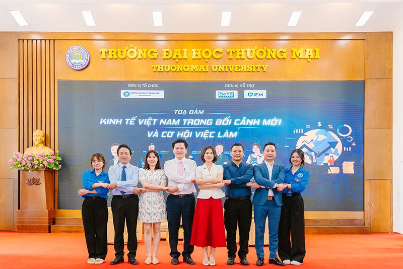 Các diễn giả chụp ảnh lưu niệm tại chương trình Các diễn giả chụp ảnh lưu niệm tại chương trình