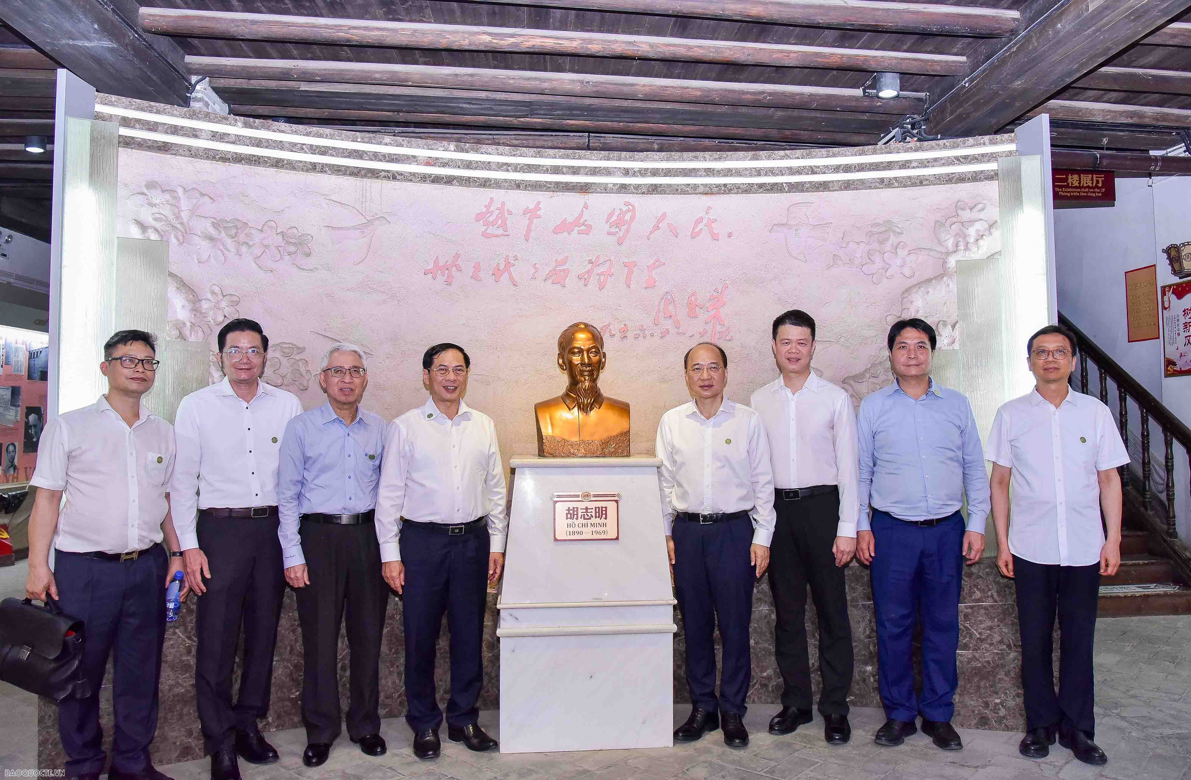 Tại Trung Quốc, Bộ trưởng Bùi Thanh Sơn đã thăm Nhà lưu niệm Chủ tịch Hồ Chí Minh tại Sùng Tả, tỉnh Long Châu. 
