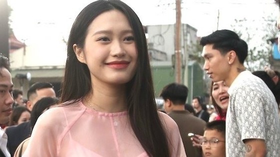 Doãn Hải My dịu dàng, nữ tính cùng trang phục tông màu pastel kết hợp túi xách hàng hiệu